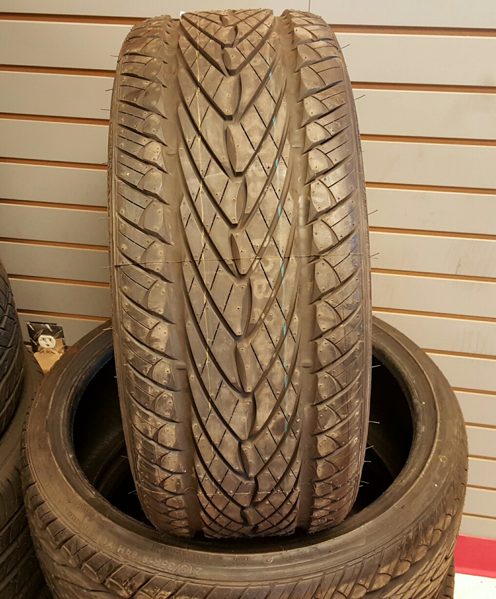 215/35R18 Kumho Ecsta AST