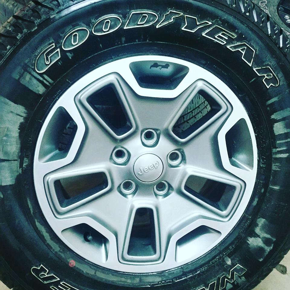 P255/75R17 Goodyear Wrangler SR-A tires with 17×7.5 5-5 factory Jeep wheels